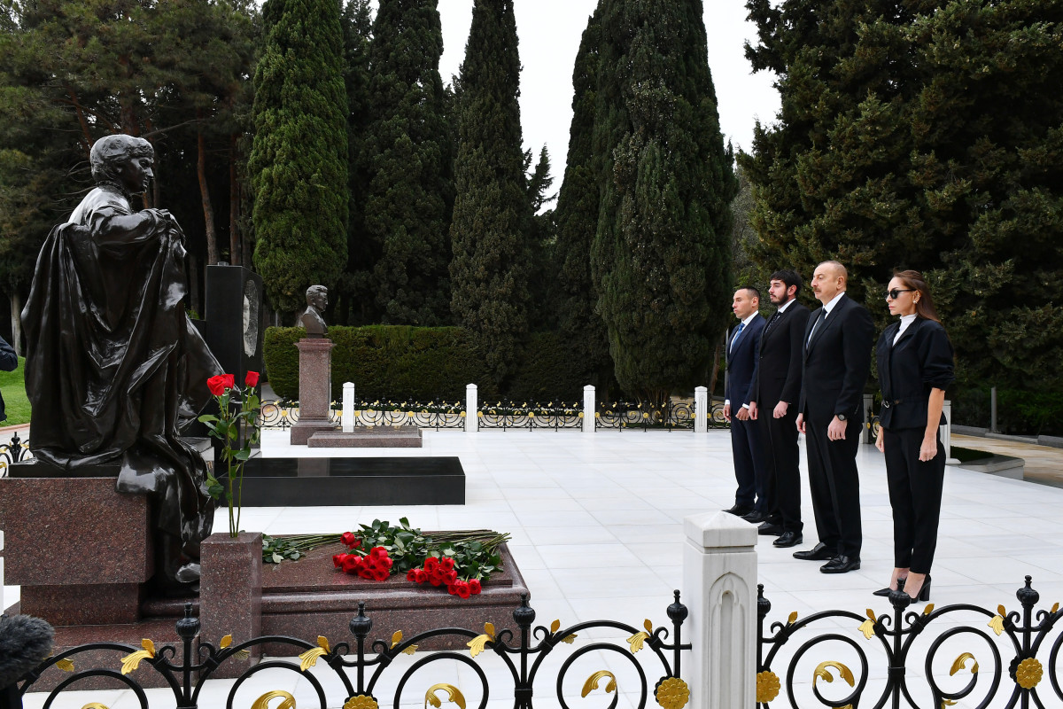 Президент Ильхам Алиев и первая леди Мехрибан Алиева посетили могилу Зарифы Алиевой