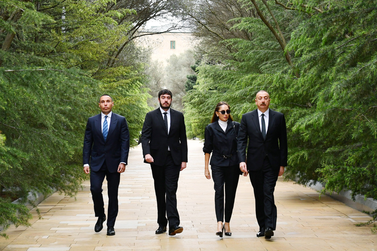 Президент Ильхам Алиев и первая леди Мехрибан Алиева посетили могилу великого лидера Гейдара Алиева - ОБНОВЛЕНО 