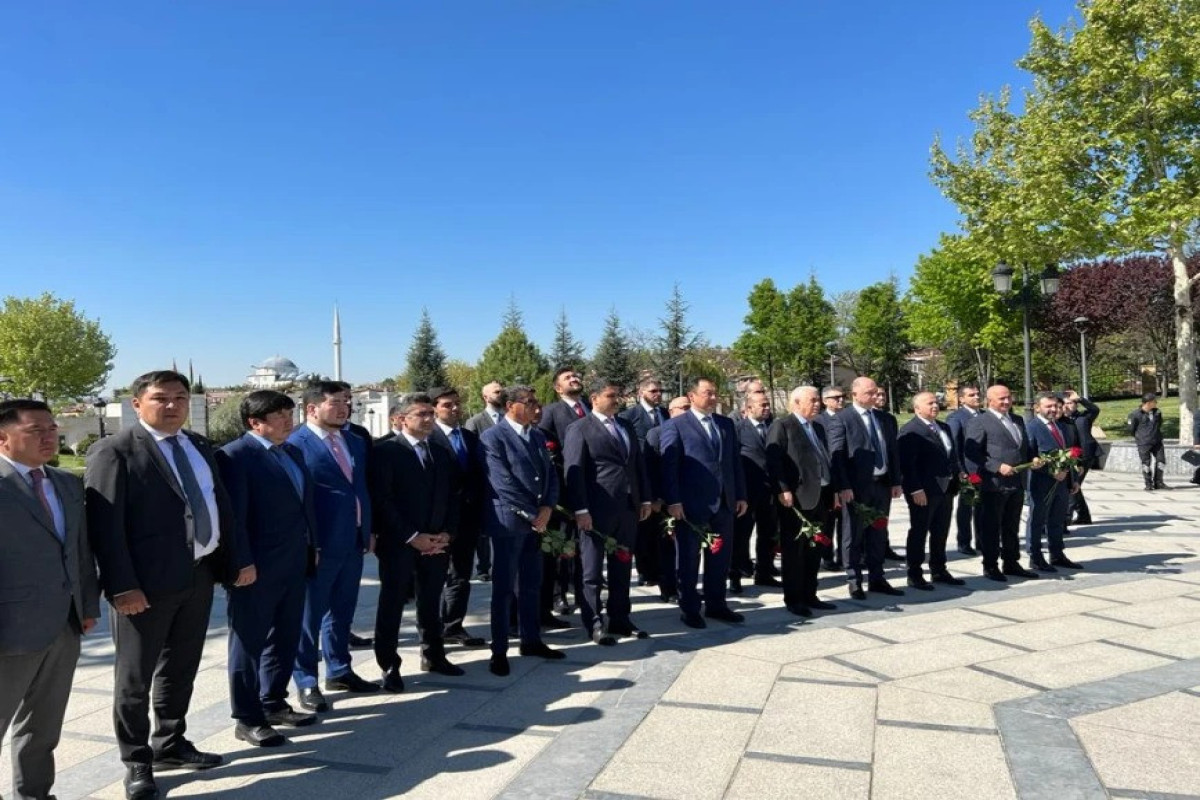 Члены Международной ассоциации посетили памятник общенациональному лидеру Гейдару Алиеву в Анкаре