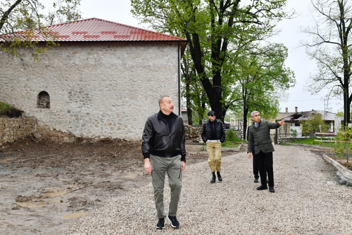 Президент Ильхам Алиев и Мехрибан Алиева совершили поездку в Шушу