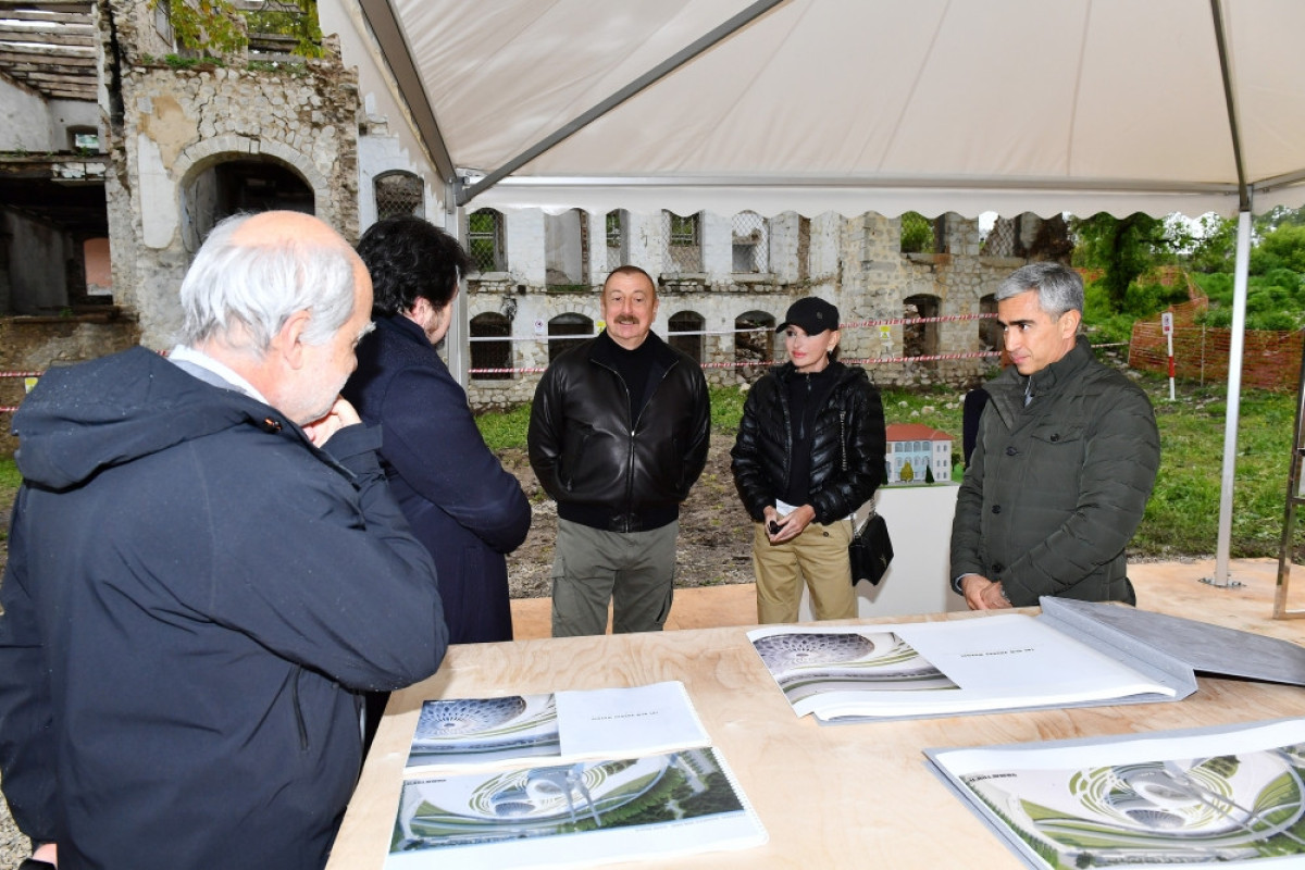 Ильхам Алиев и Мехрибан Алиева ознакомились с работами по восстановлению дома известного тариста Садыгджана в Шуше