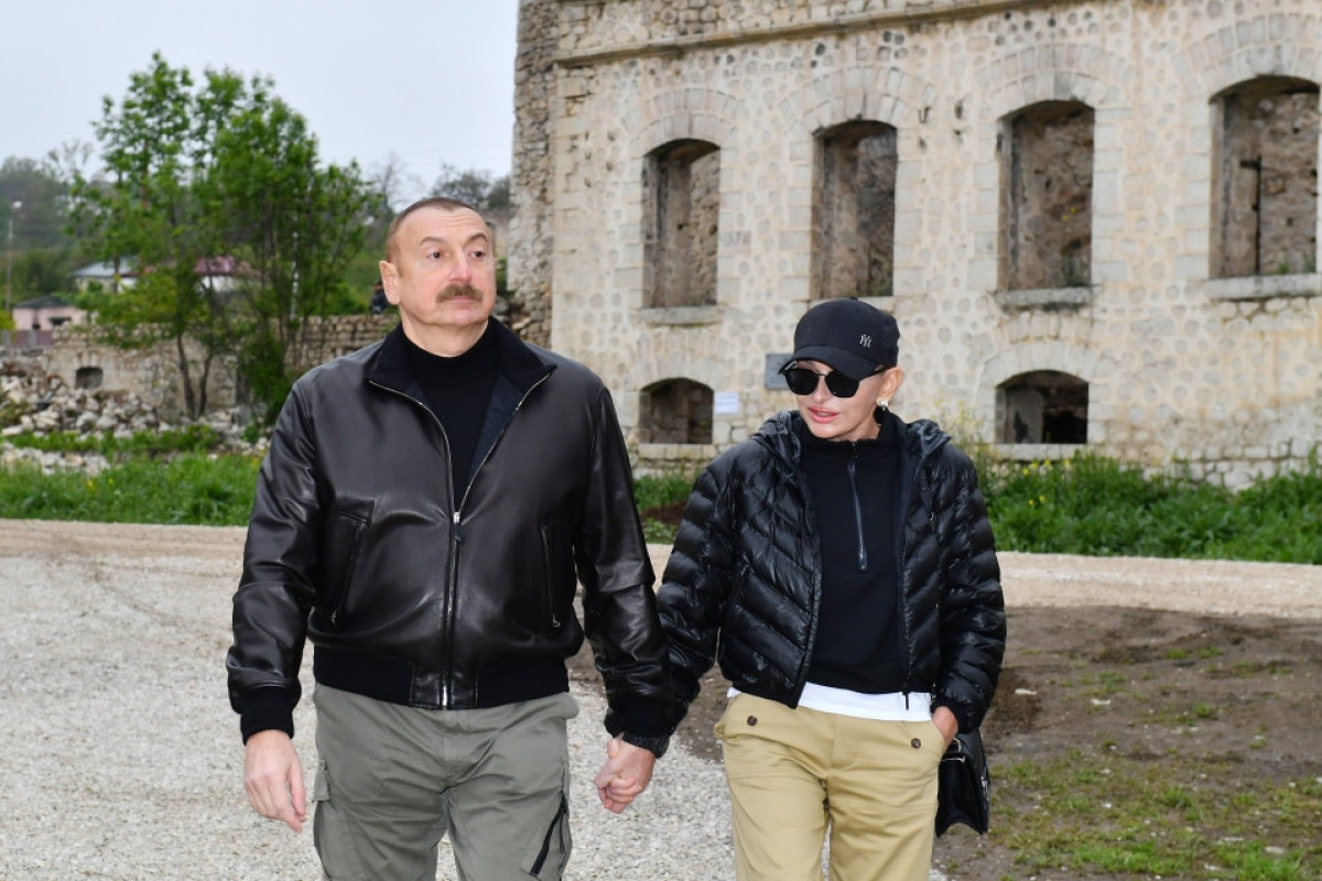 Ильхам Алиев и Мехрибан Алиева ознакомились с работами по восстановлению дома известного тариста Садыгджана в Шуше
