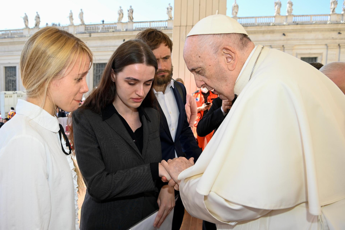 Pope meet the wives of two servicemen at Azovstal