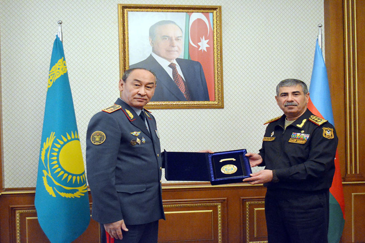 Закир Гасанов встретился с начальником департамента Минобороны Казахстана