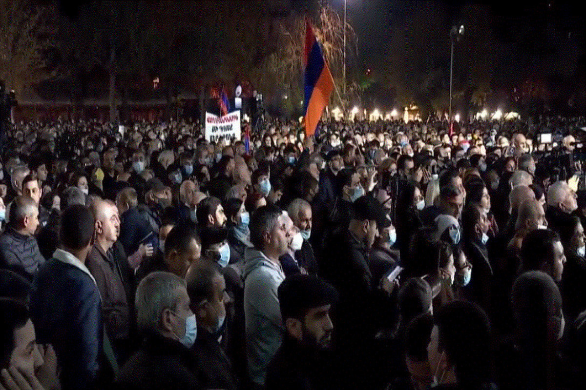 Armenian opposition surrounds one of government buildings