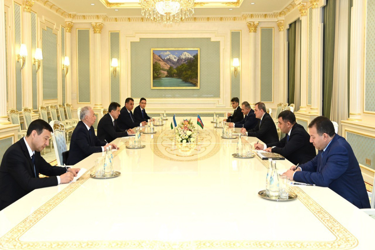 Azerbaijani FM meets with Uzbek counterpart