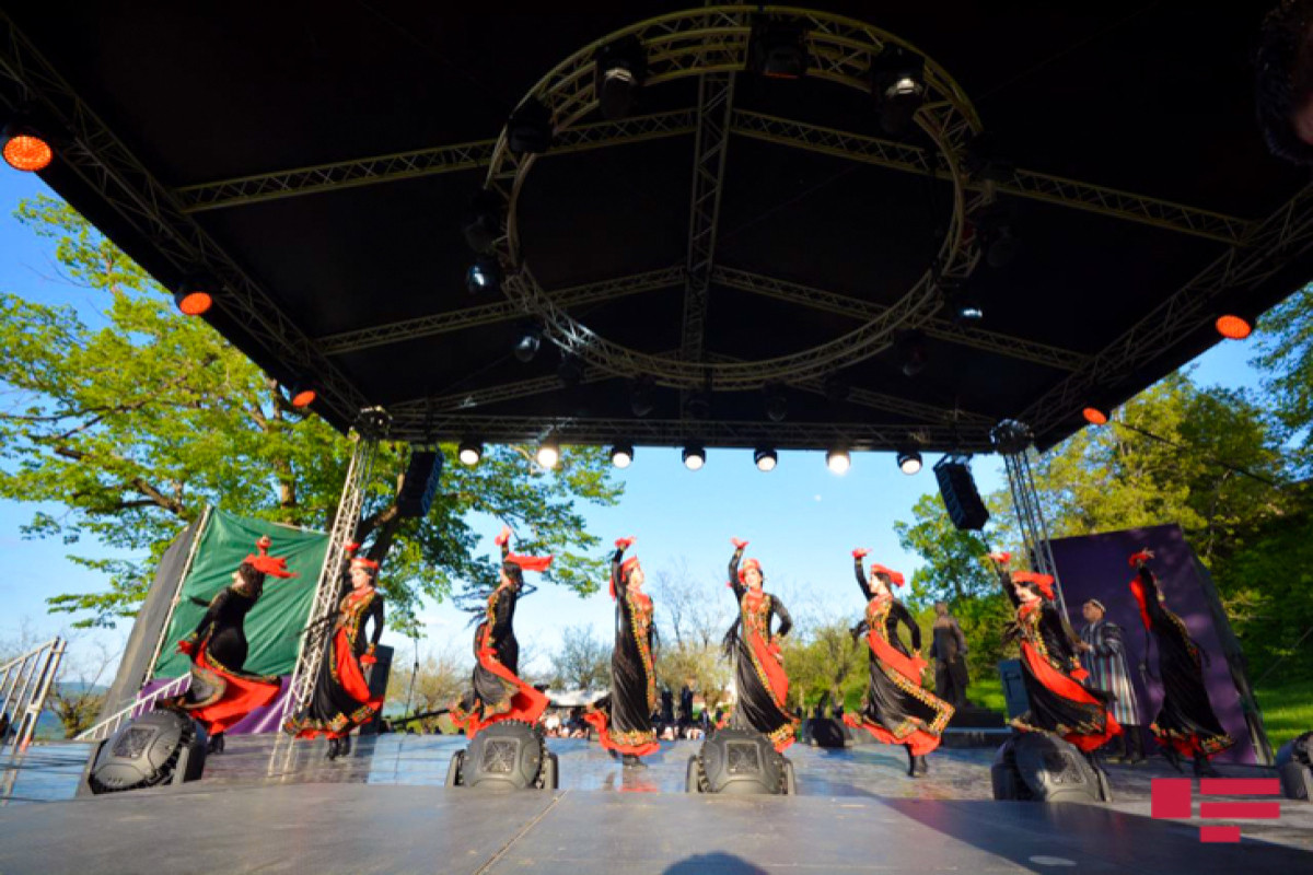 "Xarıbülbül" Beynəlxalq Folklor Festivalı başa çatıb - VİDEO 