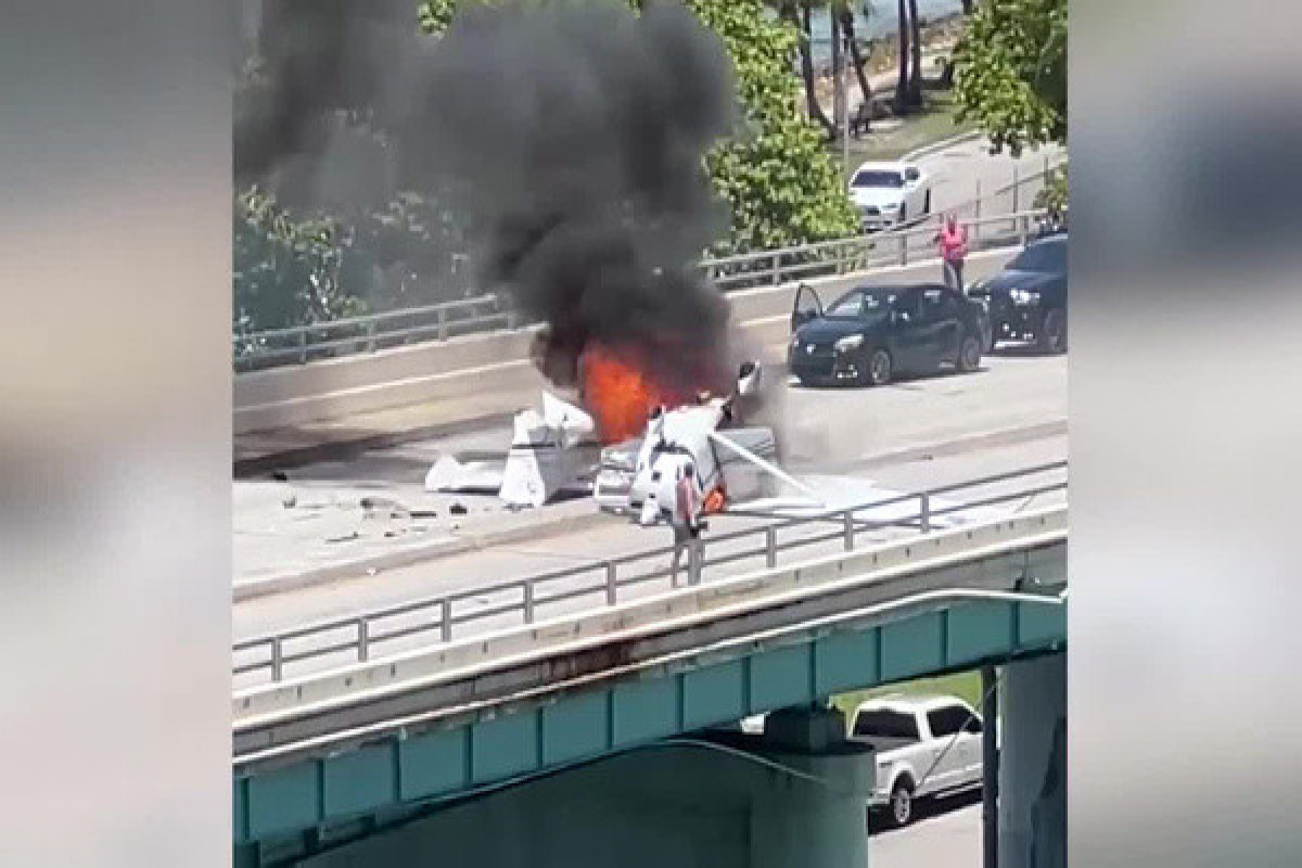 NBC: Cамолет упал на мост в Майами