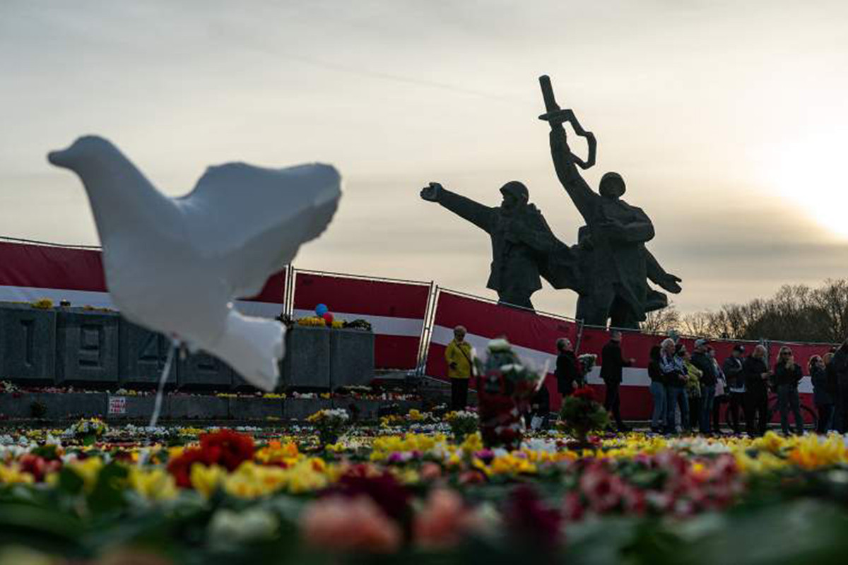 Президент Латвии поддержал решение снести памятник Освободителям Риги