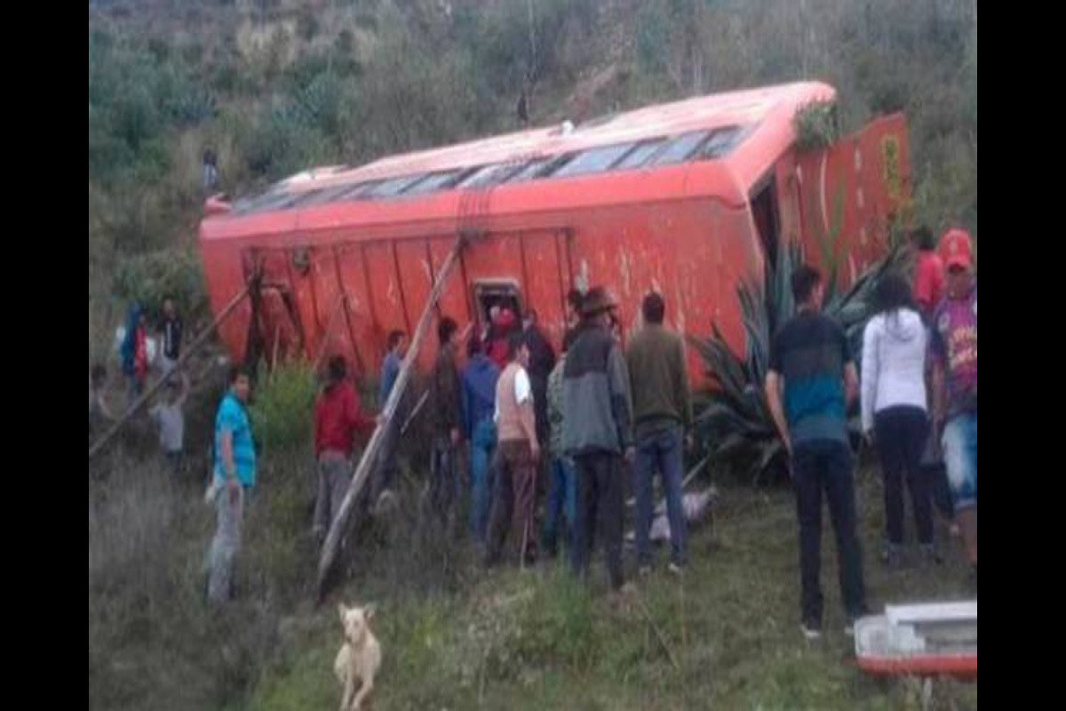 В Перу при падении автобуса с обрыва погибли 11 человек