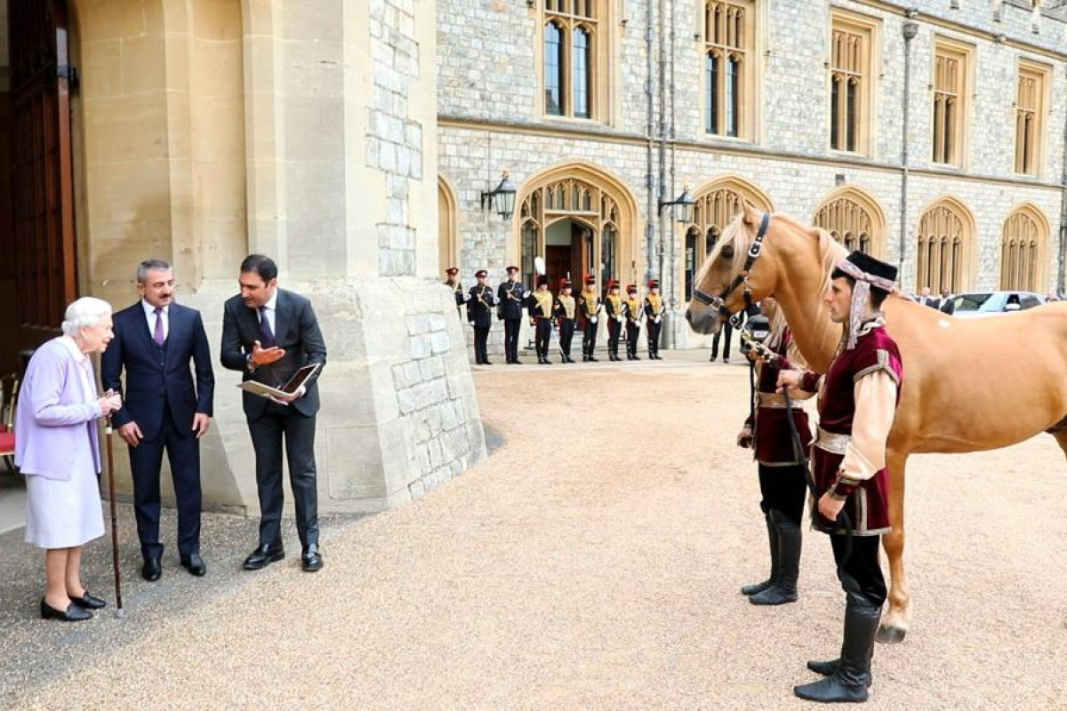 Gift of Azerbaijani President presented to Queen Elizabeth II-PHOTO -VIDEO 