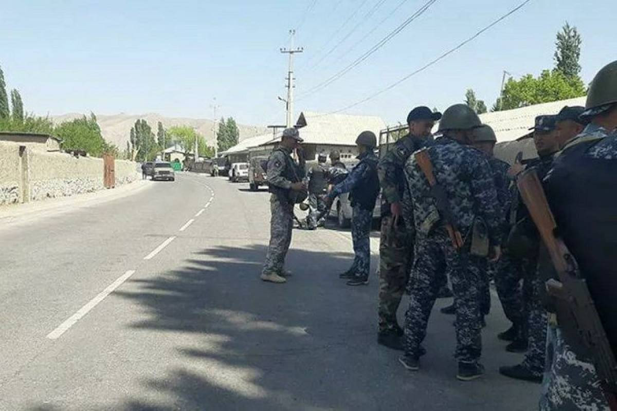 Tacikistanda təhlükəsizlik qüvvələrinin 1 əməkdaşı öldürülüb, 13 nəfər yaralanıb
