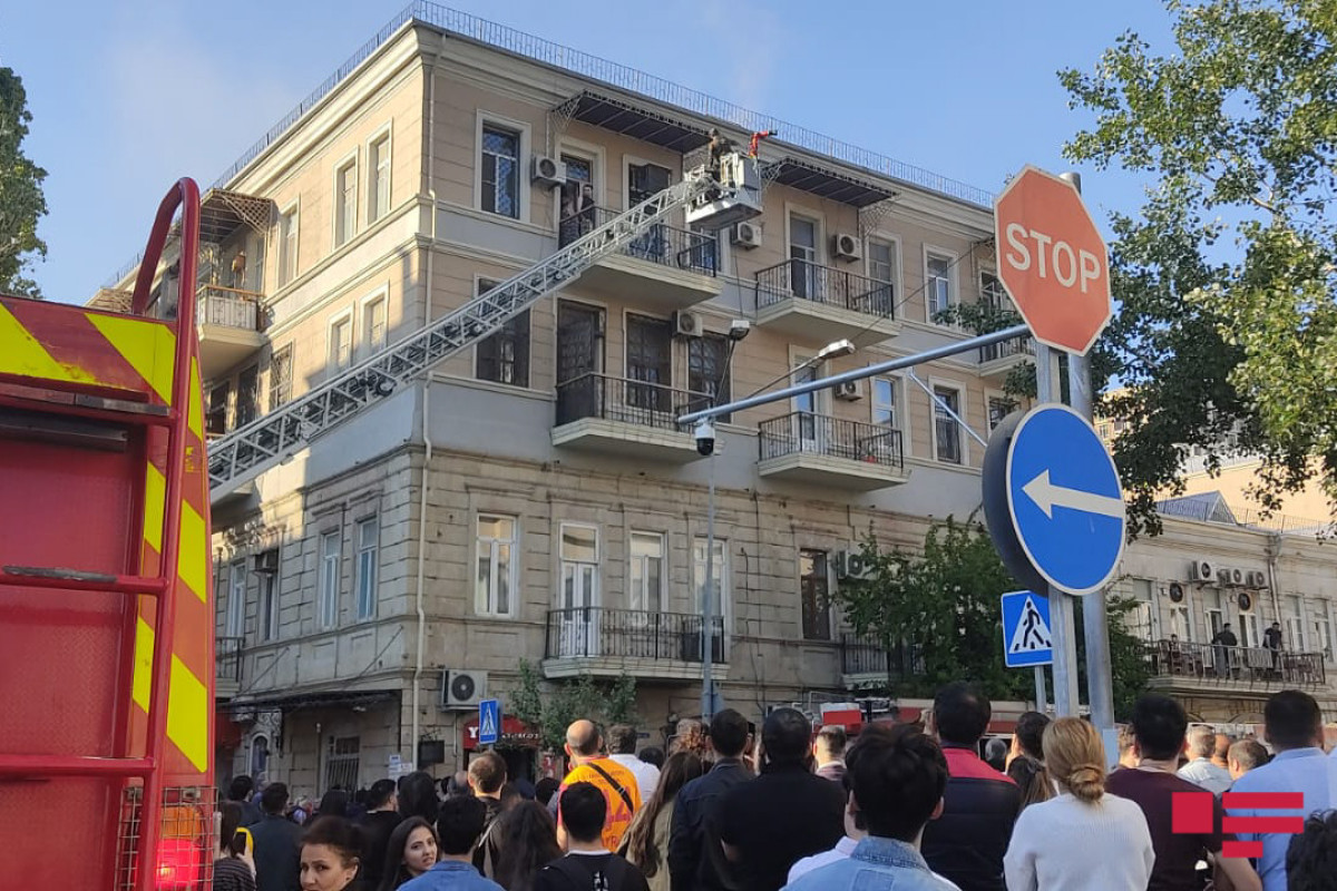 Пожар в жилом доме в центре Баку потушен