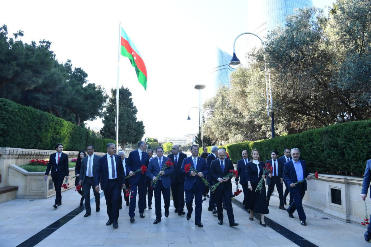 Участники заседания комитетов по внешним связям парламентов Азербайджана, Турции и Грузии посетили Аллею шехидов