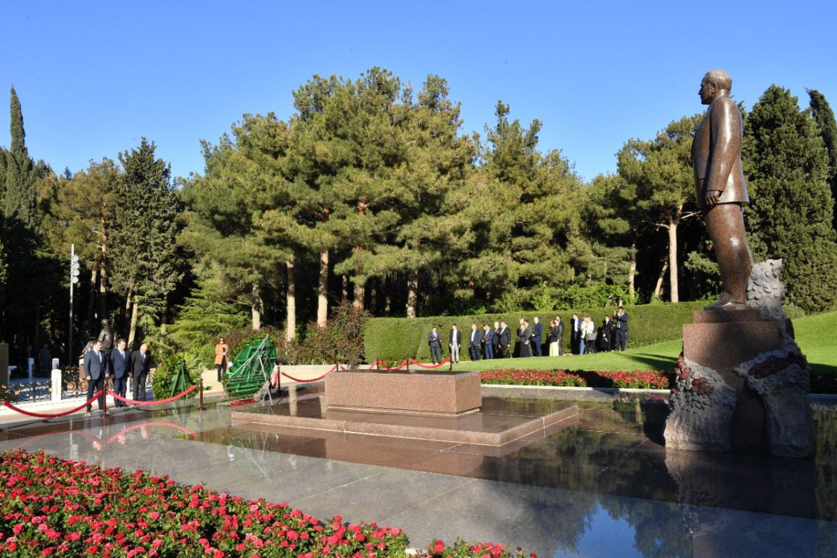 Участники заседания комитетов по внешним связям парламентов Азербайджана, Турции и Грузии посетили Аллею почетного захоронения