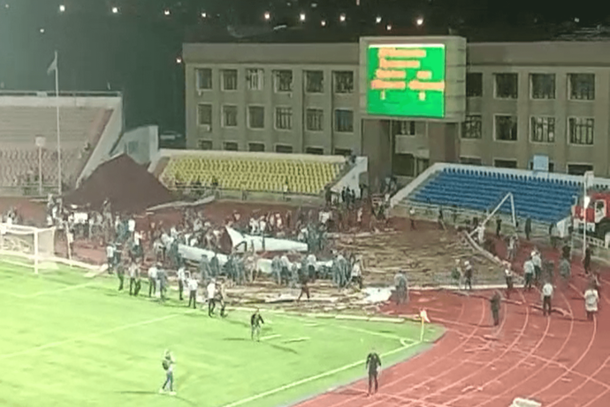 Qazaxıstanda futbol matçı zamanı stadionun damı uçub  - <span class="red_color">VİDEO