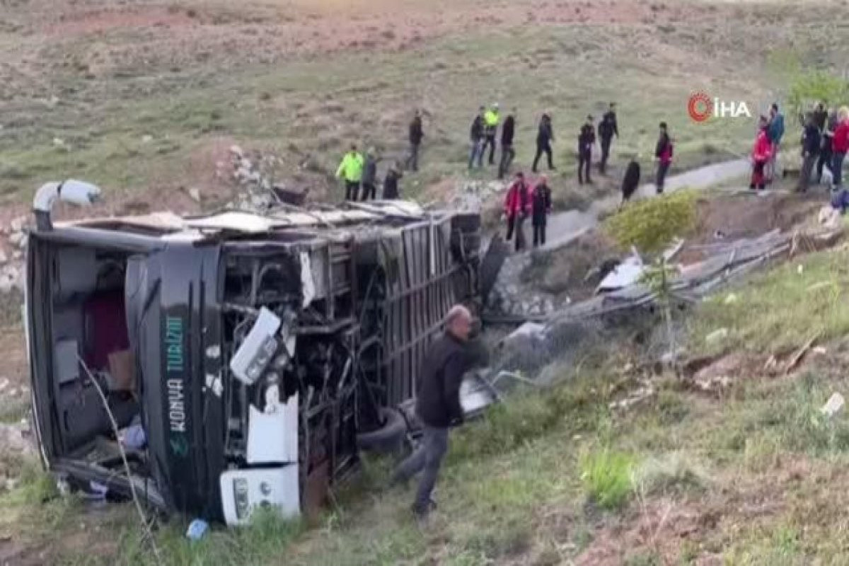 In Turkey, bus carrying students crashed, 2 people killed-<span class="red_color">PHOTO
