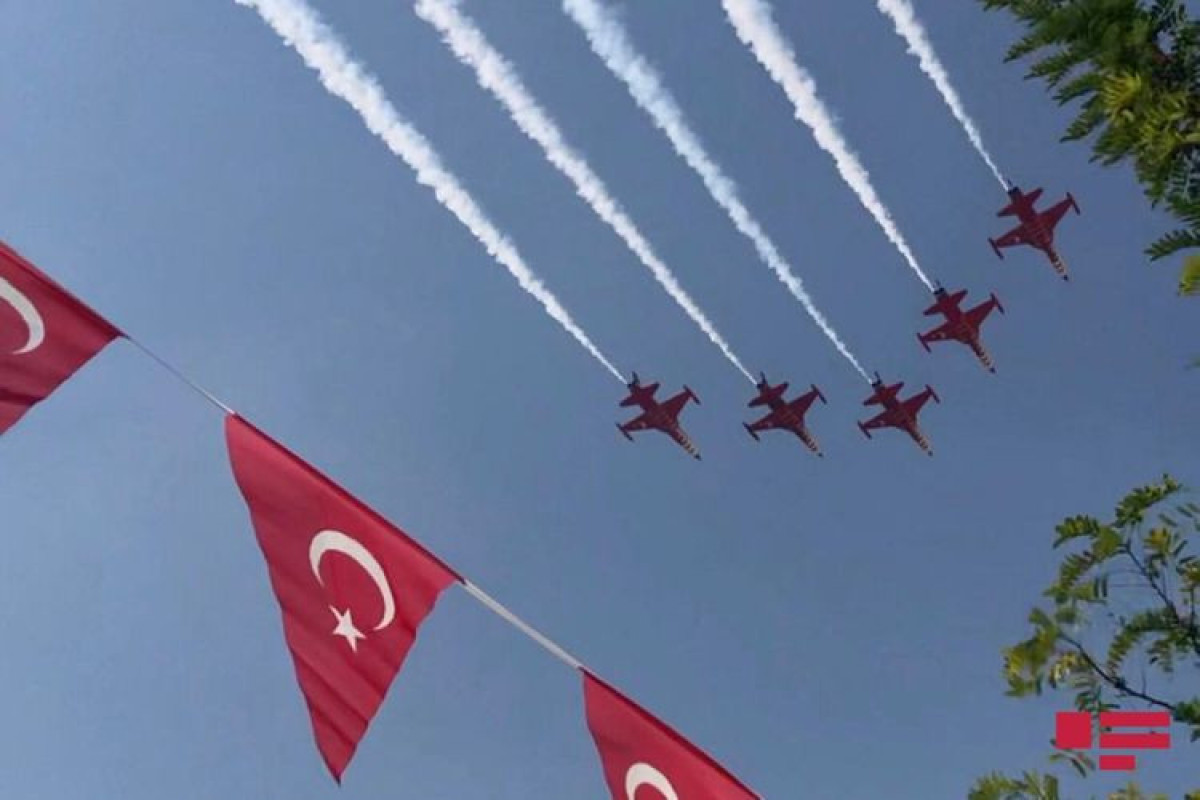 "Türk yıldızları" Bakı səmasında uçuş məşqləri keçirir - YENİLƏNİB  - VİDEO 