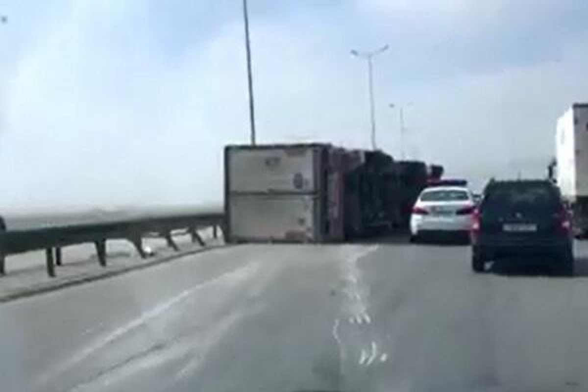 В Баку ветер опрокинул грузовик, водитель потерял руку