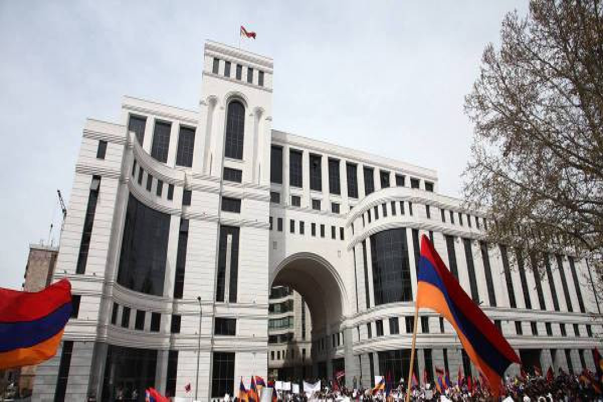 Müxalifət Ermənistan XİN binasının girişini bloklayıb