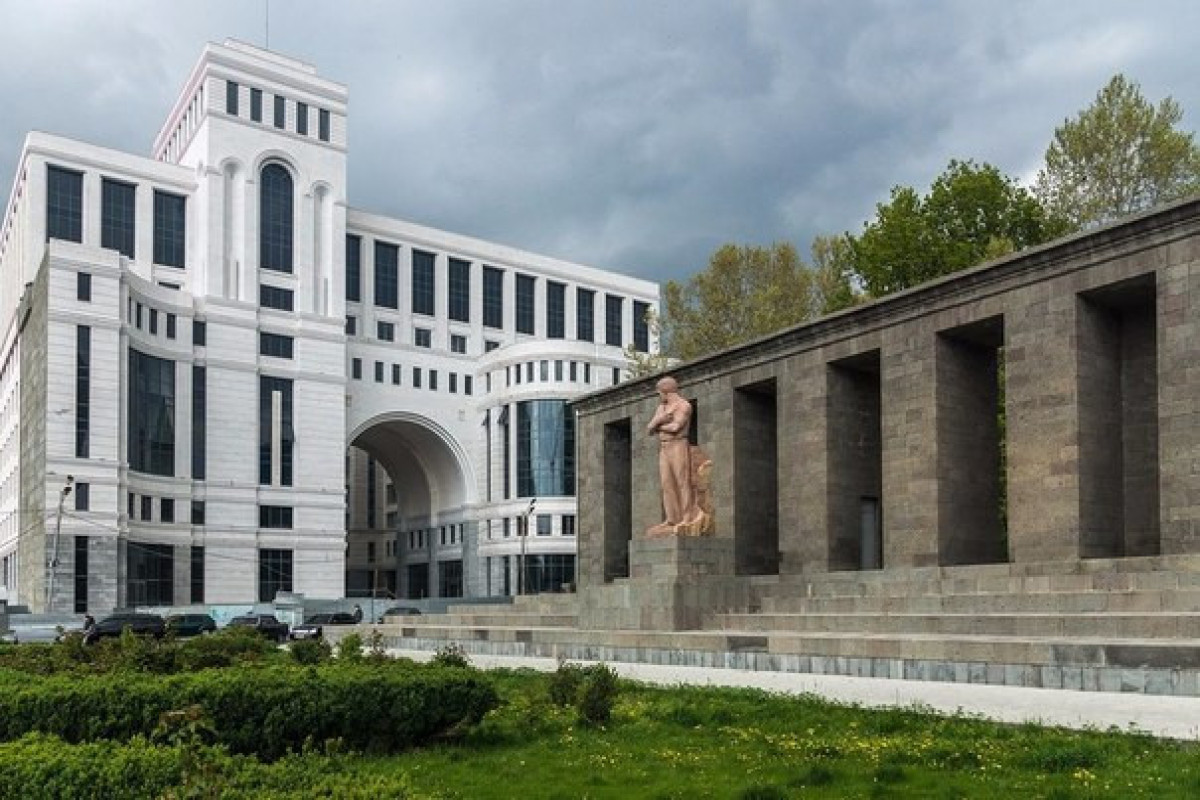 Ermənistan müxalifəti XİN-in binasının girişini bloklayıb
