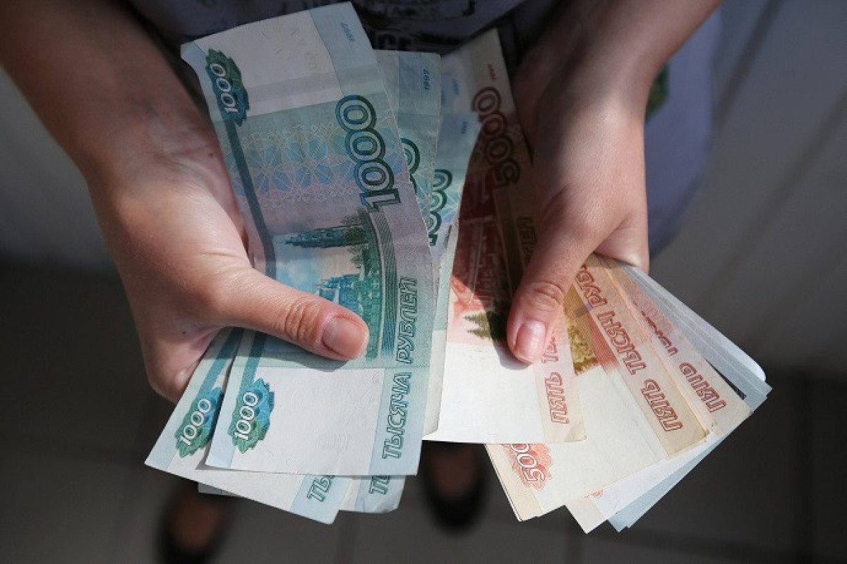 Курс доллара в России впервые с 2018 года опустился ниже 57 рублей