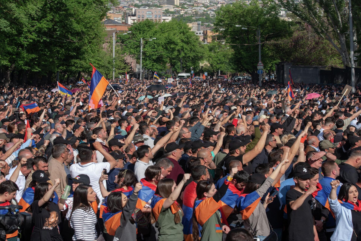 Protesters block entrances of Presidential Residence in Armenia