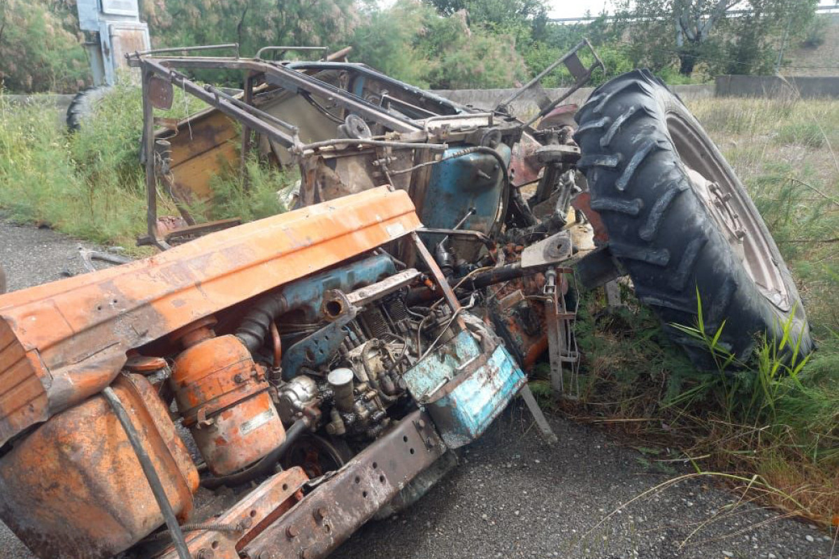 Yevlaxda mikroavtobus traktorla toqquşub, 2 nəfər xəsarət alıb - VİDEO 