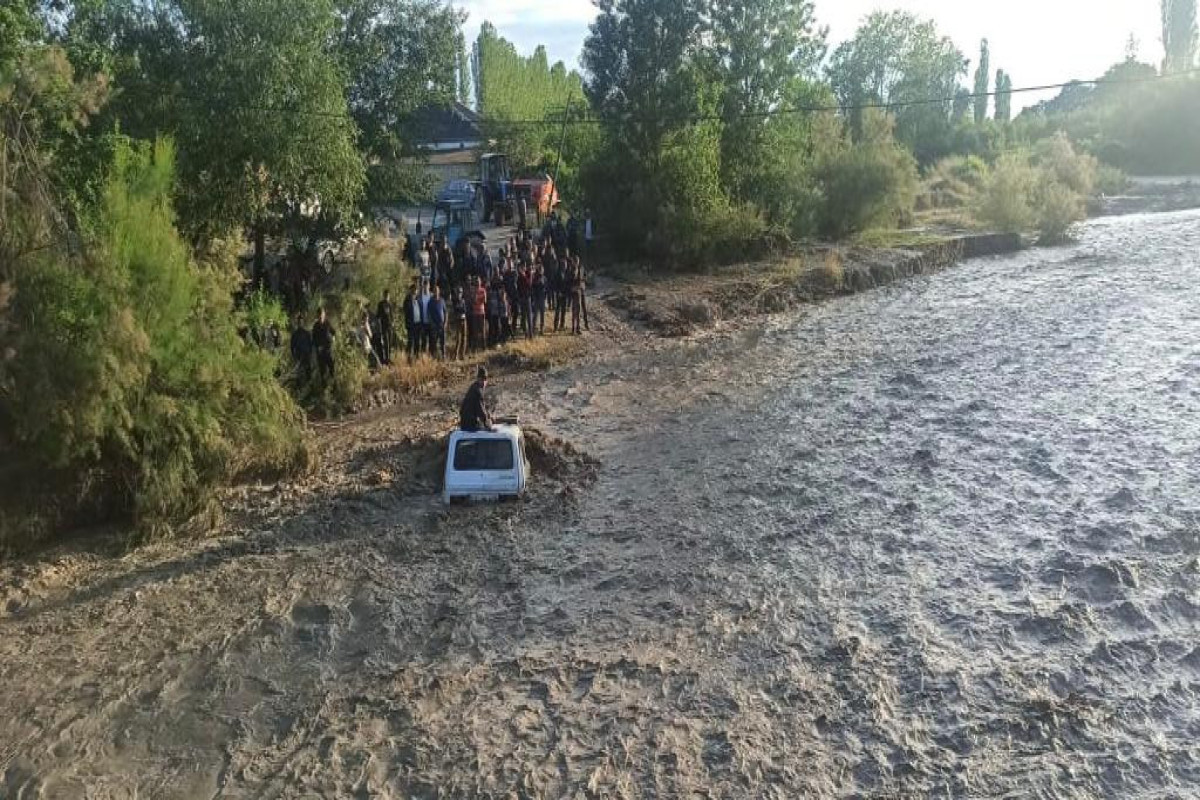 В Хачмазе спасли водителя, попавшего на машине под селевой поток -ФОТО -ВИДЕО 