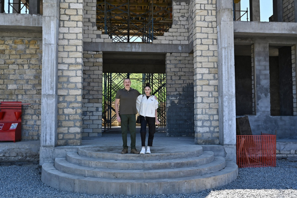 Президент и его супруга ознакомились со строительством мечети в Зангилане