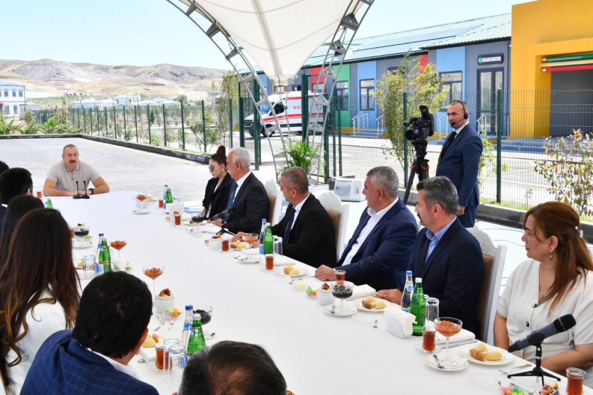 Президент Ильхам Алиев и первая леди Мехрибан Алиева приняли участие в церемонии открытия первого этапа проекта «Умное село» в Зангиланском районе-ФОТО -ОБНОВЛЕНО-2 