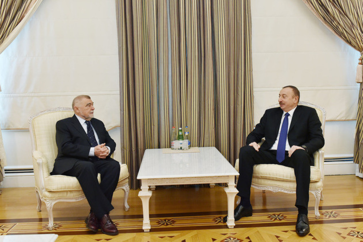 Степан Месич поздравил Президента Азербайджана