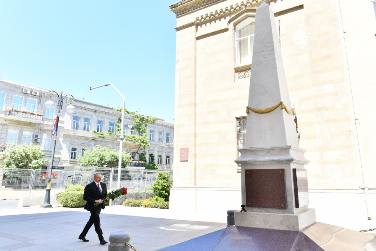 Президент посетил памятник, воздвигнутый в честь Азербайджанской Демократической Республики