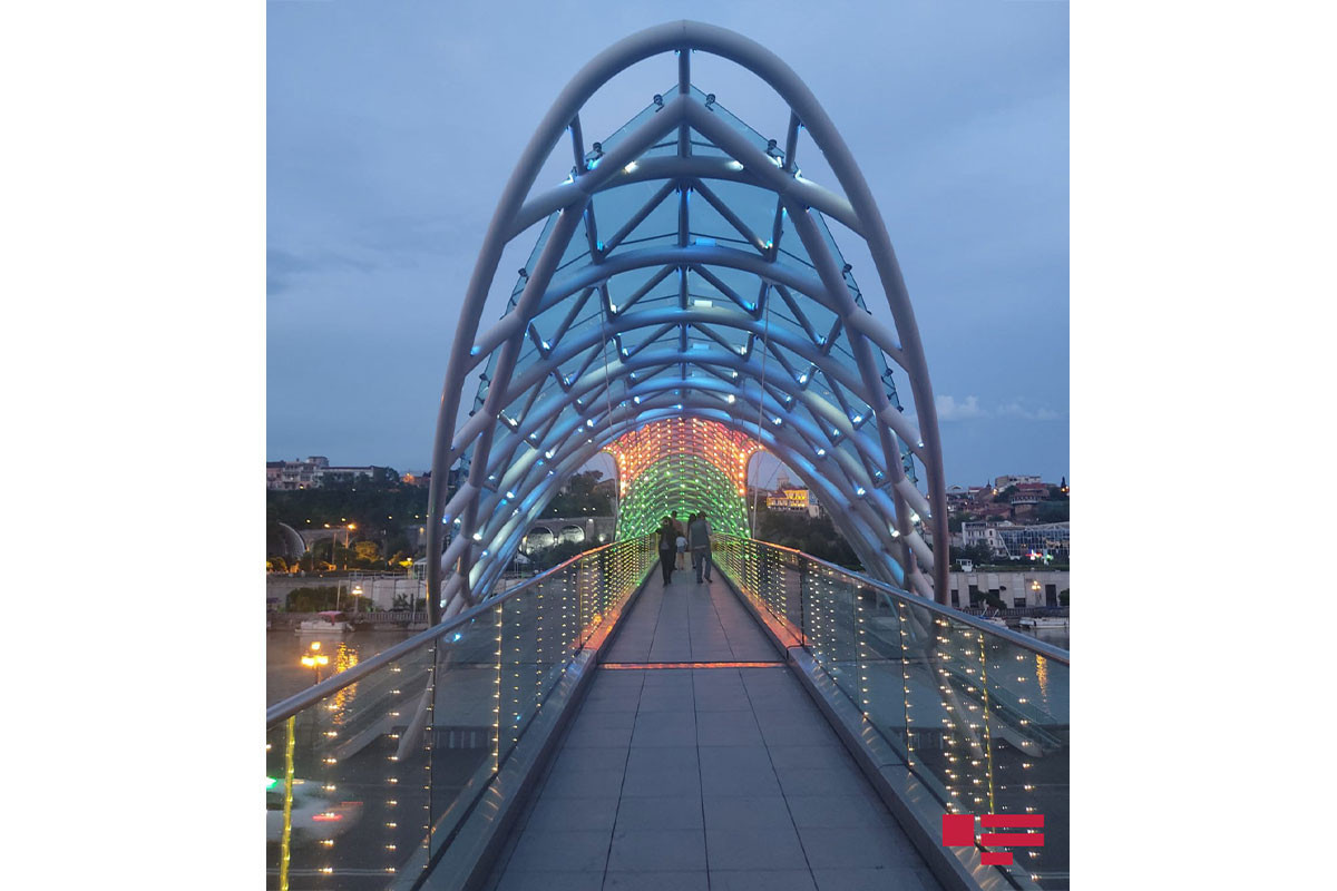Телебашня и мост в Тбилиси окрасились в цвета азербайджанского флага
