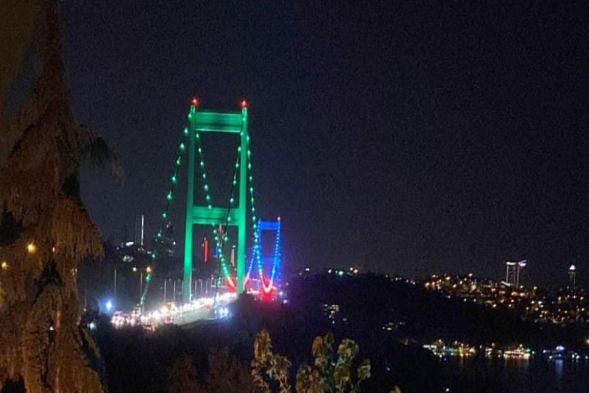 İstanbulun rəmzləri Azərbaycan bayrağının rənglərinə bürünüb  - FOTO 