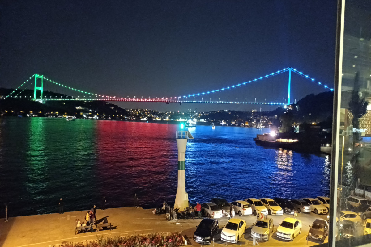 İstanbulun rəmzləri Azərbaycan bayrağının rənglərinə bürünüb  - <span class="red_color">FOTO