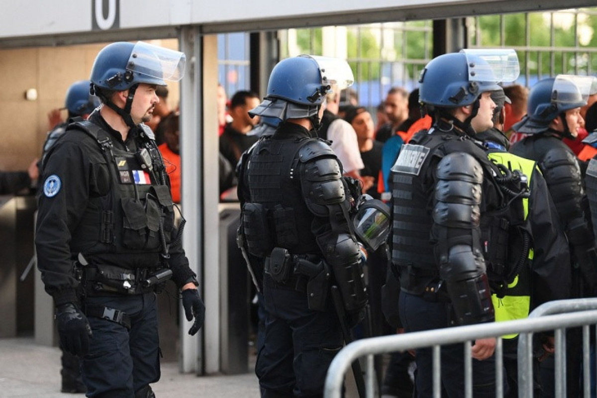 СМИ: Французские полицейские неспровоцированно напали на английских болельщиков-<span class="red_color">ВИДЕО