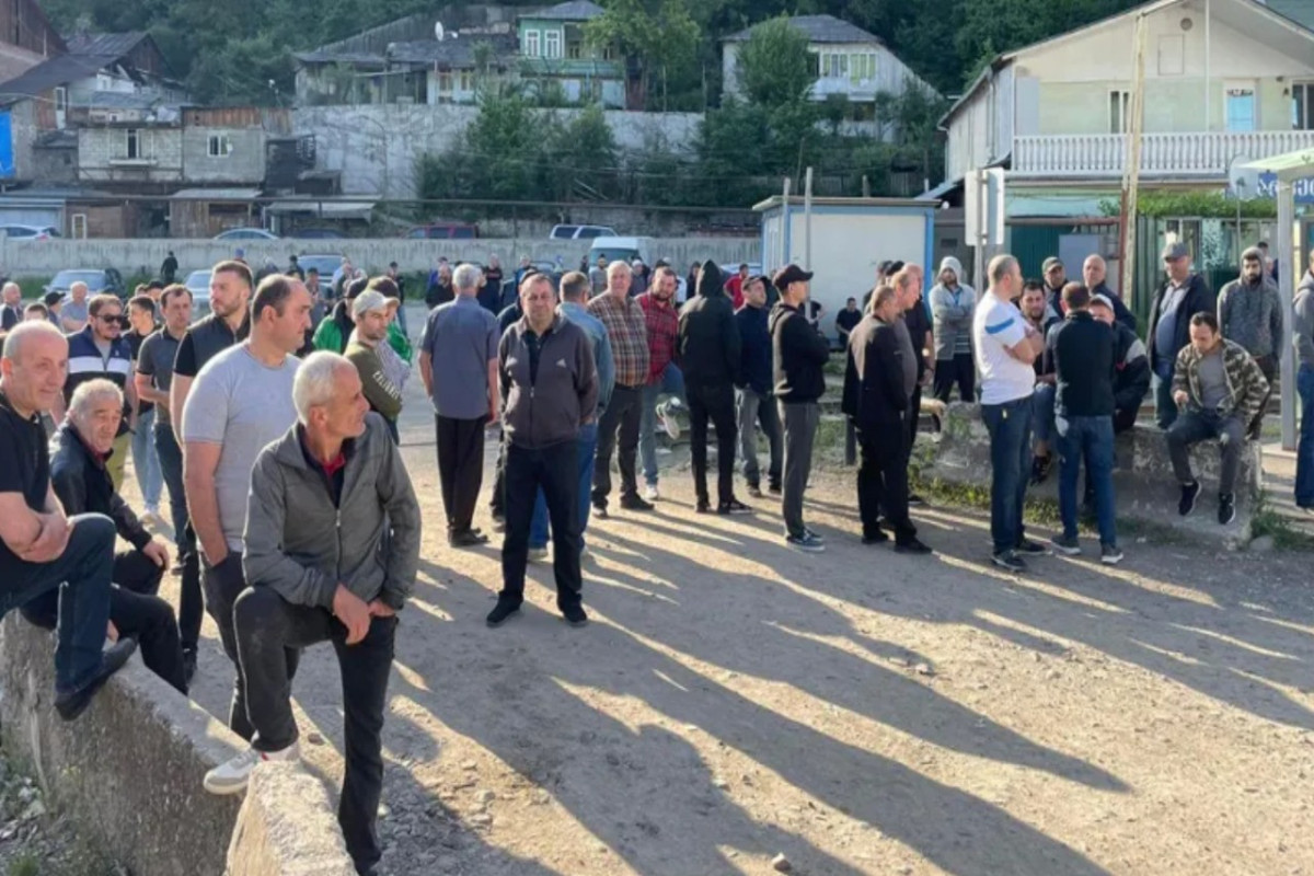 Gürcüstanda “Borjimi” zavodunun işçiləri tətil edib 