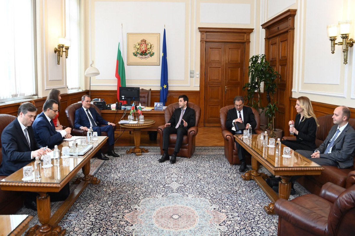 Джейхун Байрамов встретился с председателем Национальной ассамблеи Болгарии