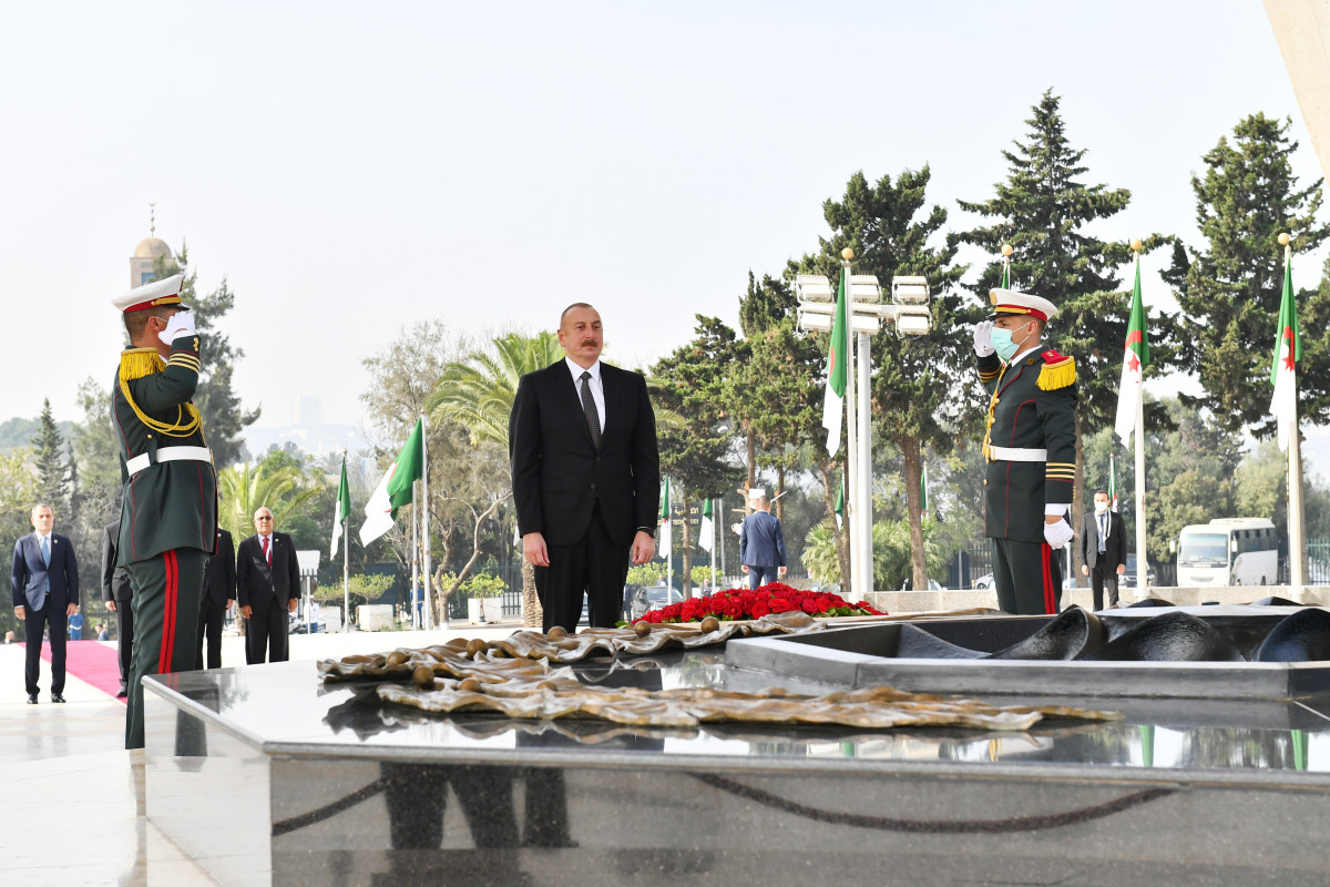 Prezident Əlcəzairin paytaxtında Şəhidlər abidəsini və Milli Mücahidlər Muzeyini ziyarət edib - YENİLƏNİB-1 