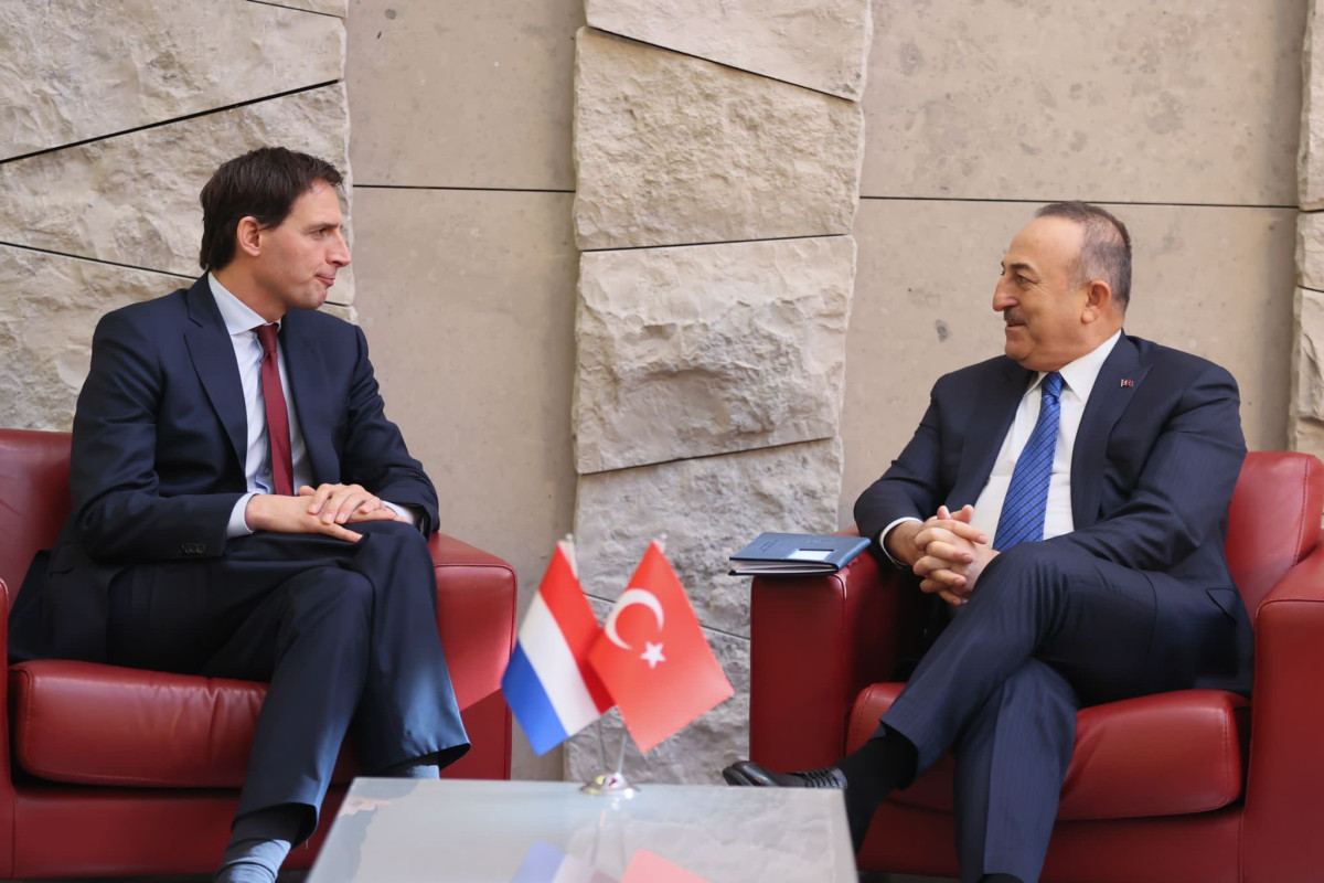 Çavuşoğlu niderlandlı həmkarı ilə viza problemini müzakirə edib