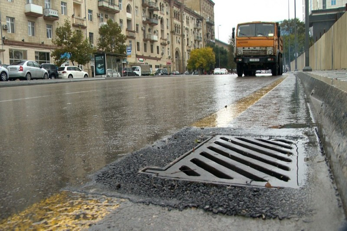 Bakıda yollardan 61 yağış barmaqlığı oğurlayan şəxsə hökm oxunub