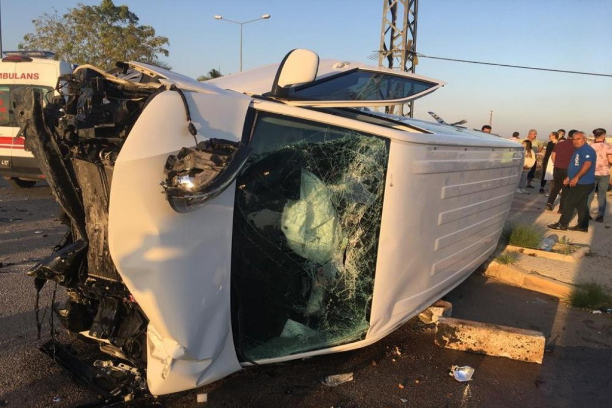 Türkiyədə məktəbli avtobusu ilə avtomobil toqquşub, 7 nəfər yaralanıb - FOTO 