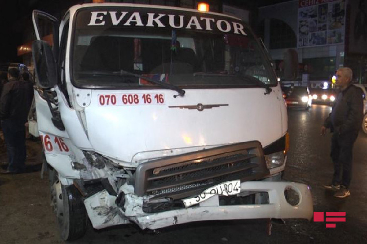 В Баку эвакуатор спровоцировал ДТП, есть пострадавшие-ФОТО 