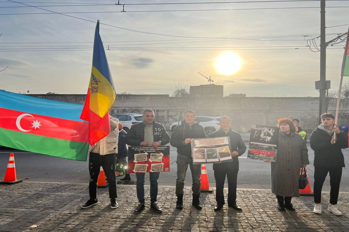 Moldovadakı azərbaycanlılar Fransa Səfirliyi qarşısında dinc aksiya keçirib - FOTO 