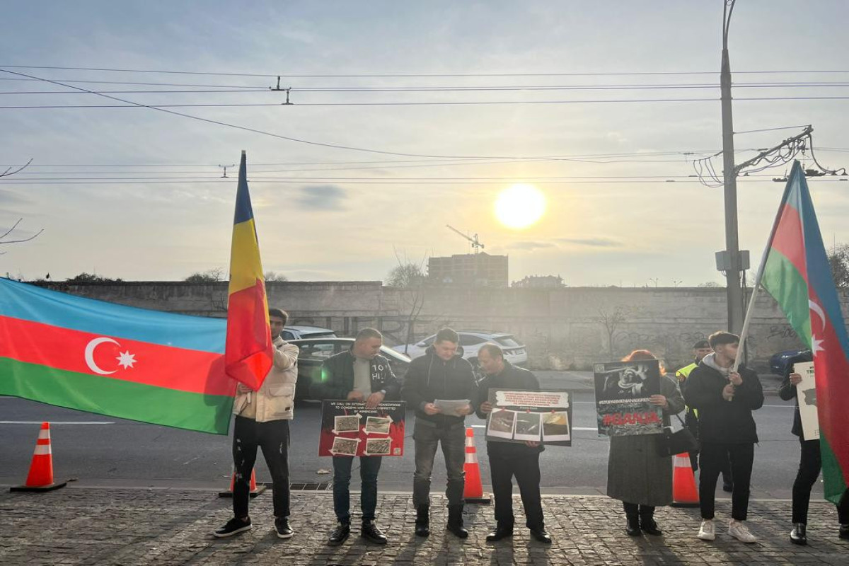 Moldovadakı azərbaycanlılar Fransa Səfirliyi qarşısında dinc aksiya keçirib - FOTO 