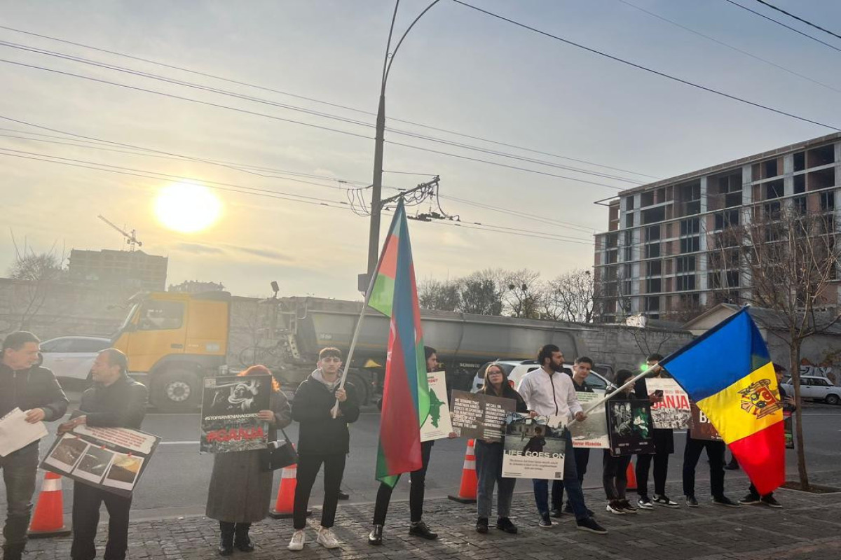 Азербайджанцы Молдовы провели мирный пикет у Посольства Франции