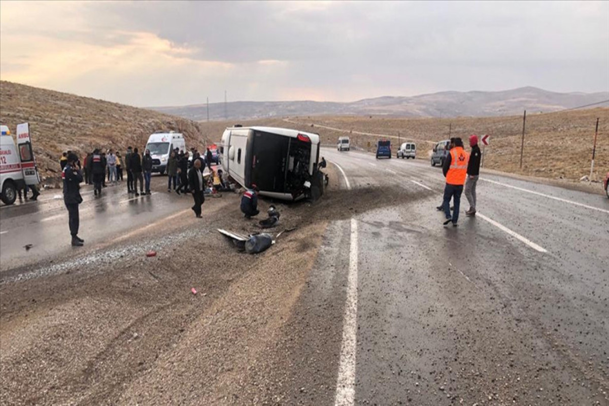 Bus with migrants overturned in Turkish Sivas, casualties reported