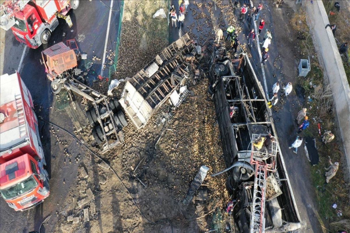 7 killed in bus-truck collision in eastern Türkiye