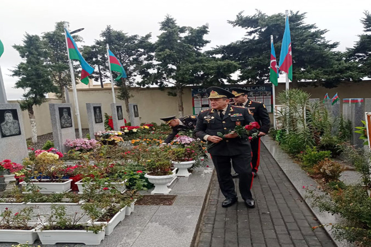 Azerbaijani Defense Ministry’s leadership visited the Second Alley of Shehids-PHOTO 